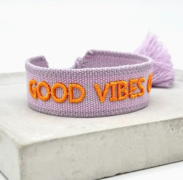 STATEMENT ARMBAND aus Stoff GOOD VIBES ONLY Lila/Orange