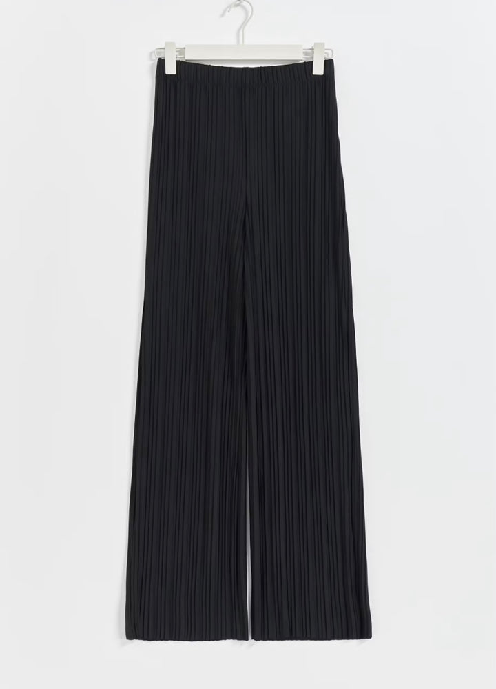 GINA TRICOT Plisse Hose, Schwarz