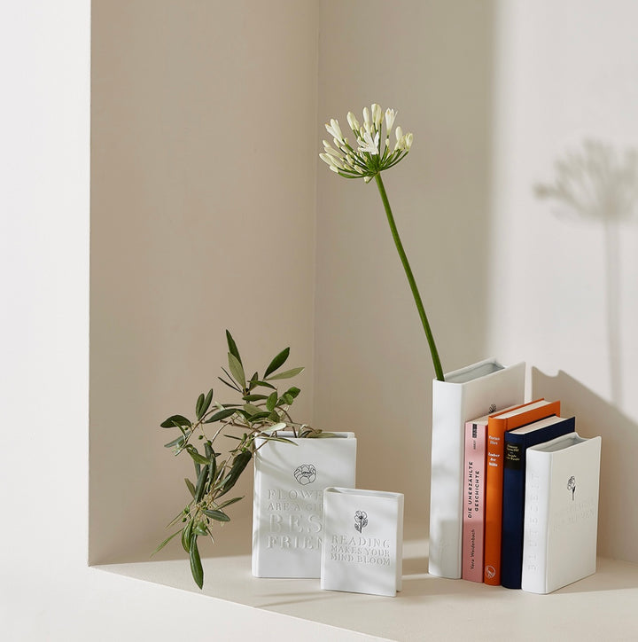 Räder, Vase, Buch