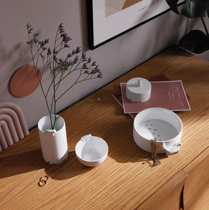 Räder, Vase, Katze