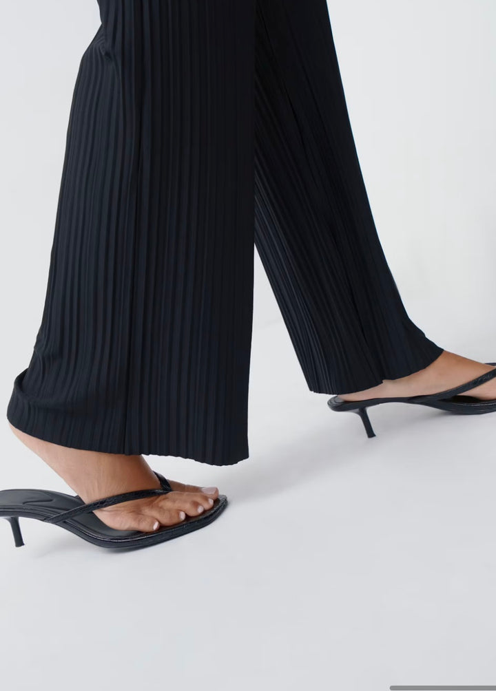GINA TRICOT Plisse Hose, Schwarz
