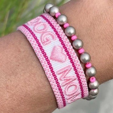 STATEMENT ARMBAND aus Stoff DOG MOM Weiß/Rosa