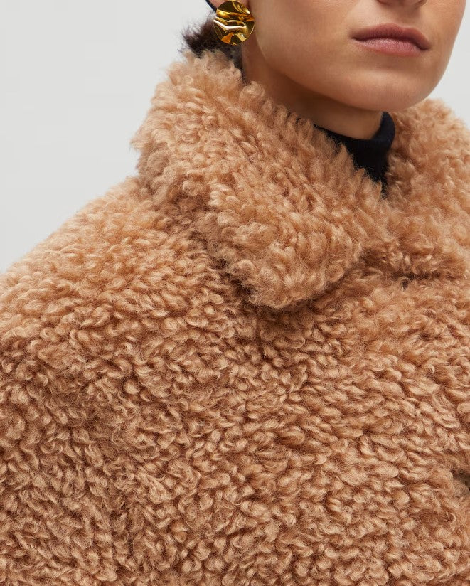 EDITED Jacke Elva, Farbe Cognac, Teddyfell-Optik