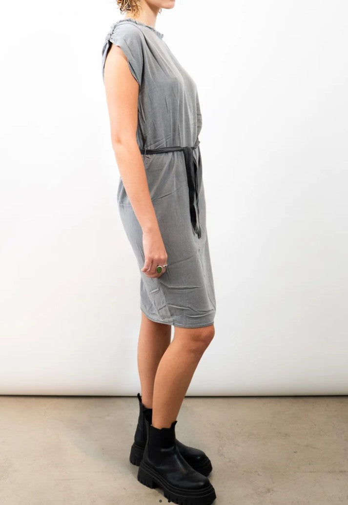 OUTRYGHT Kleid mit Bindegürtel OUPEPPER, Farbe Charcoal