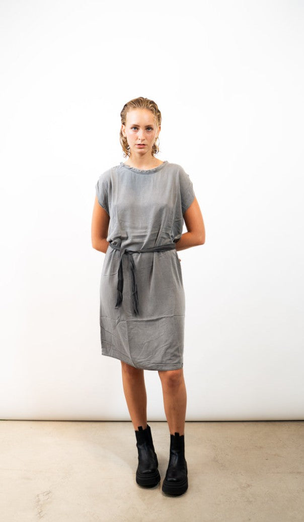 OUTRYGHT Kleid mit Bindegürtel OUPEPPER, Farbe Charcoal