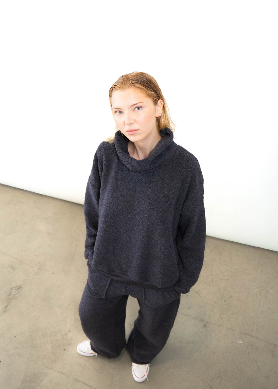 OUTRYGHT Sweatshirt OUJILO mit kleinem Kragen, Farbe Charcoal