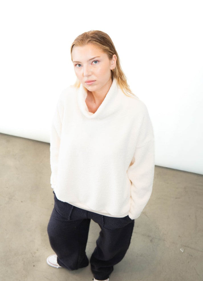 OUTRYGHT Sweatshirt OUJILO mit kleinem Kragen, Farbe Chalk Creme