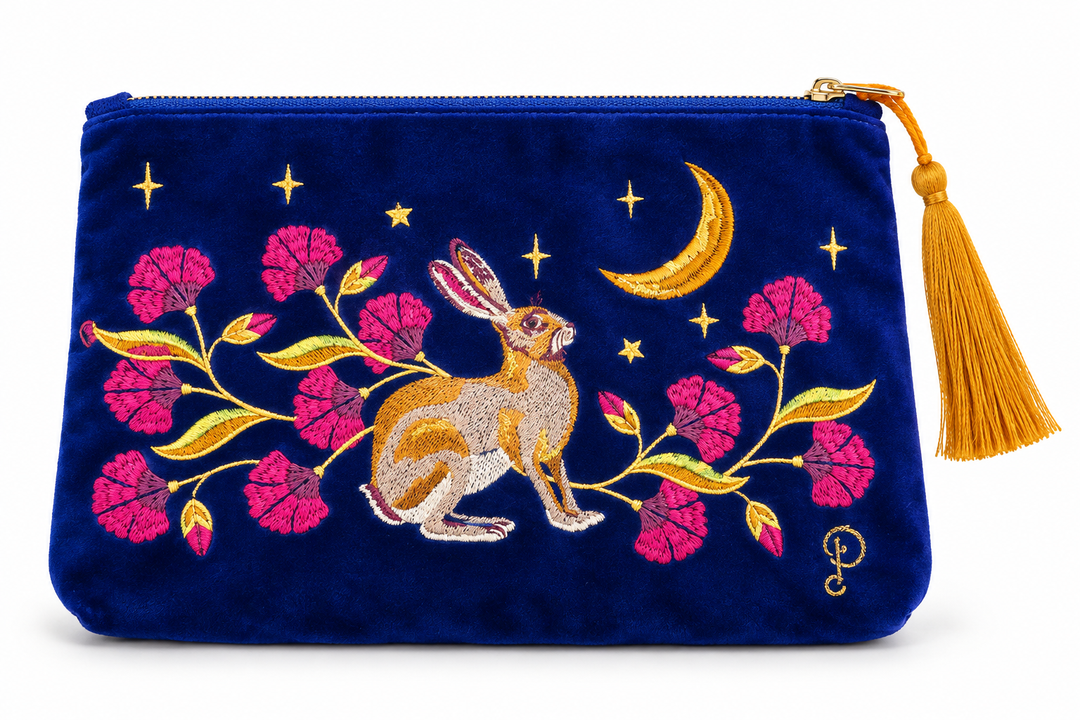 POWDER Samttasche Modell groß – Hase, blauer Samt mit Hase, pinken Blüten, Mond und Sternen