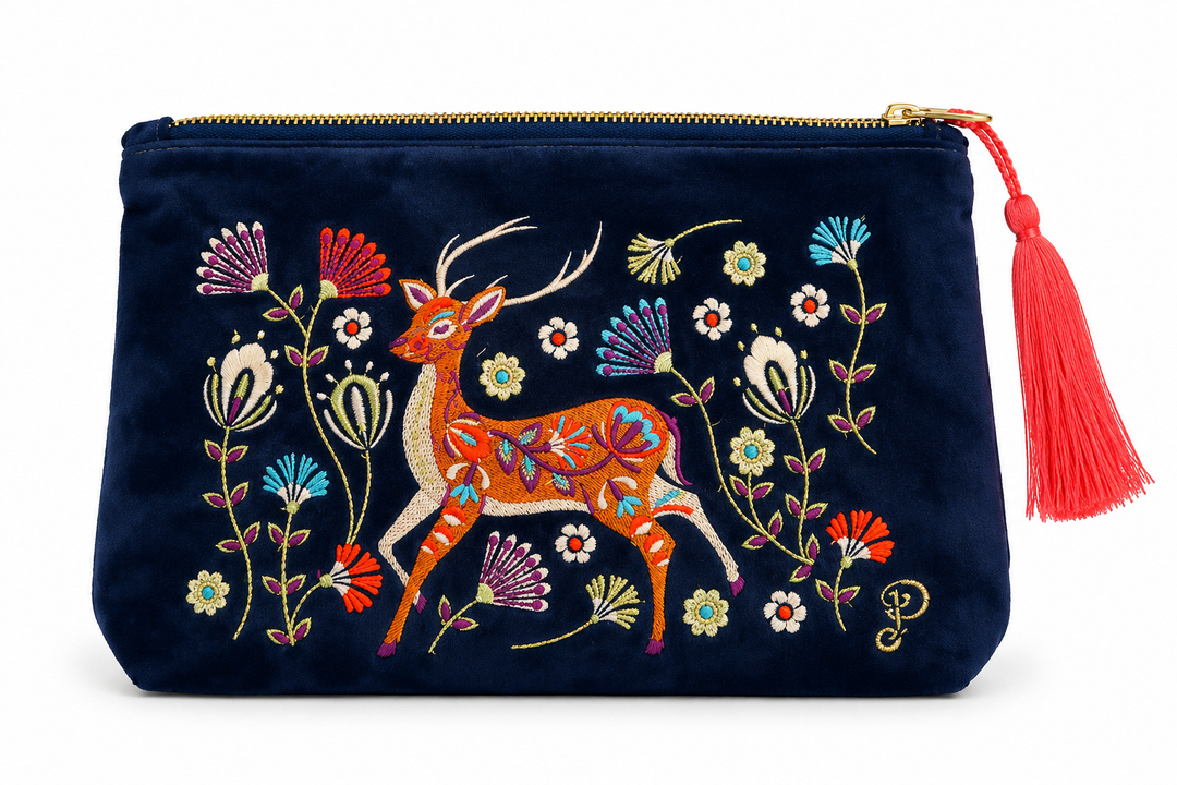 POWDER Samttasche Modell groß – Hirsch, dunkelblauer Samt mit Hirsch- und Blumenstickerei