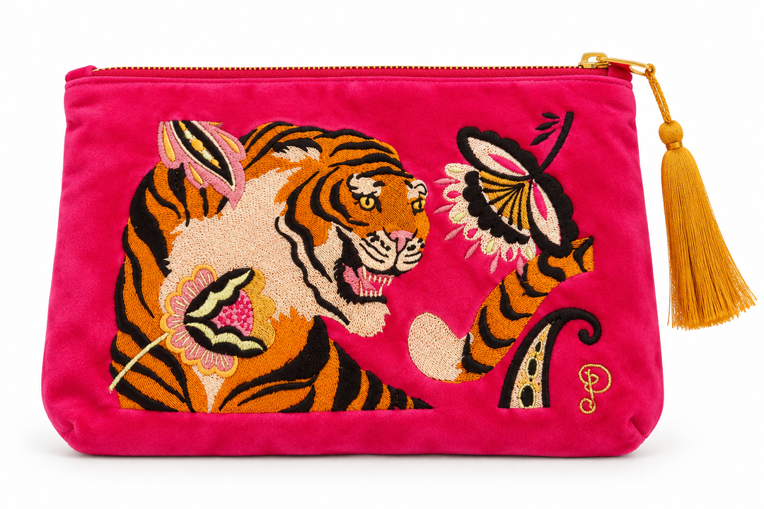 POWDER Samttasche Modell groß – Tiger, pinker Samt mit Tigerstickerei