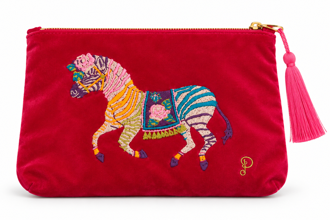 POWDER Samttasche Modell groß – Zebra, pink-roter Samt mit bunt besticktem Zebra und pinker Quaste