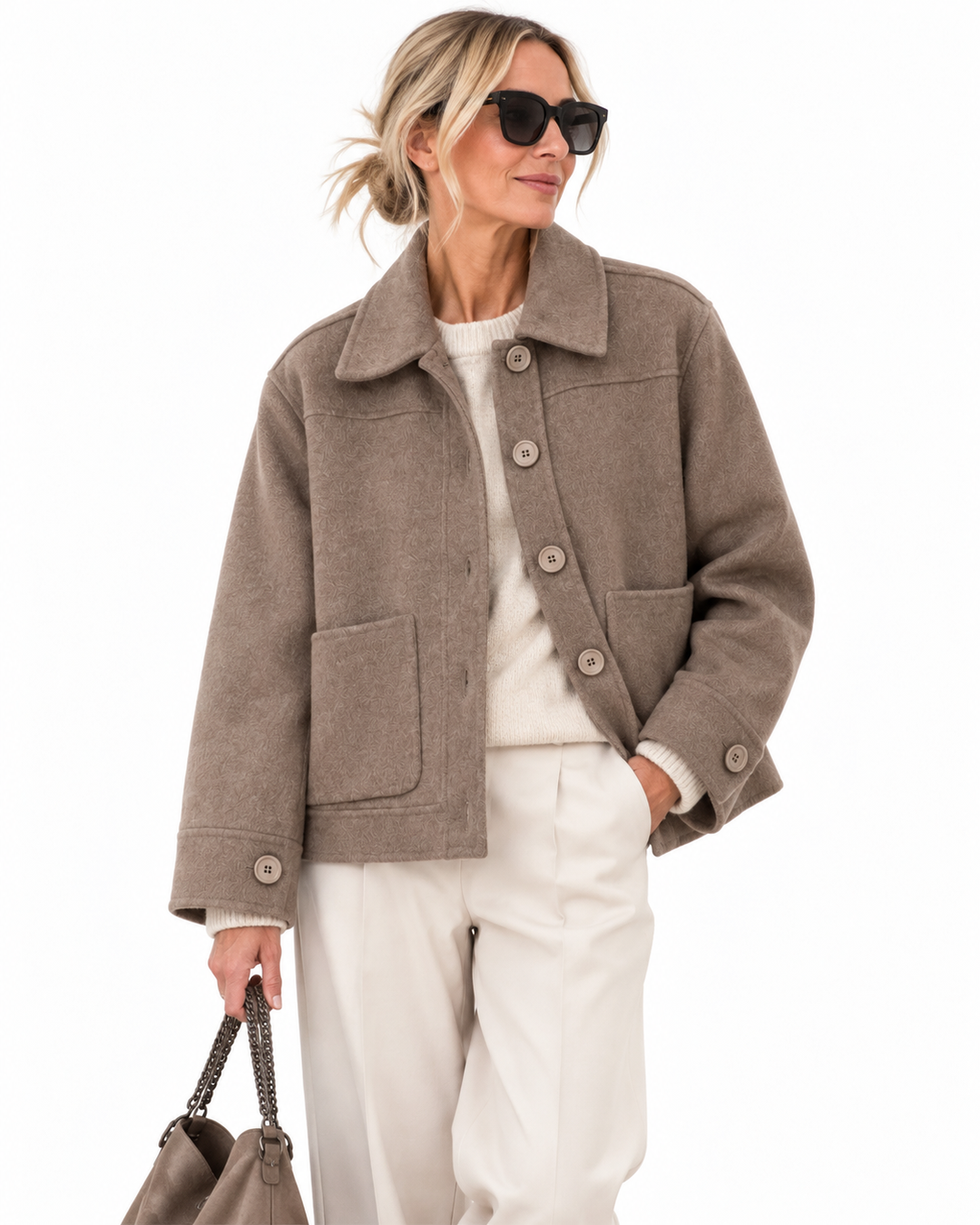 Taupefarbene Jacke am MARLIS Fashionmodel