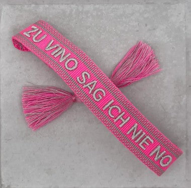 STATEMENT ARMBAND aus Stoff ZU VINO SAG ICH NIE NO Pink/Silbergrau