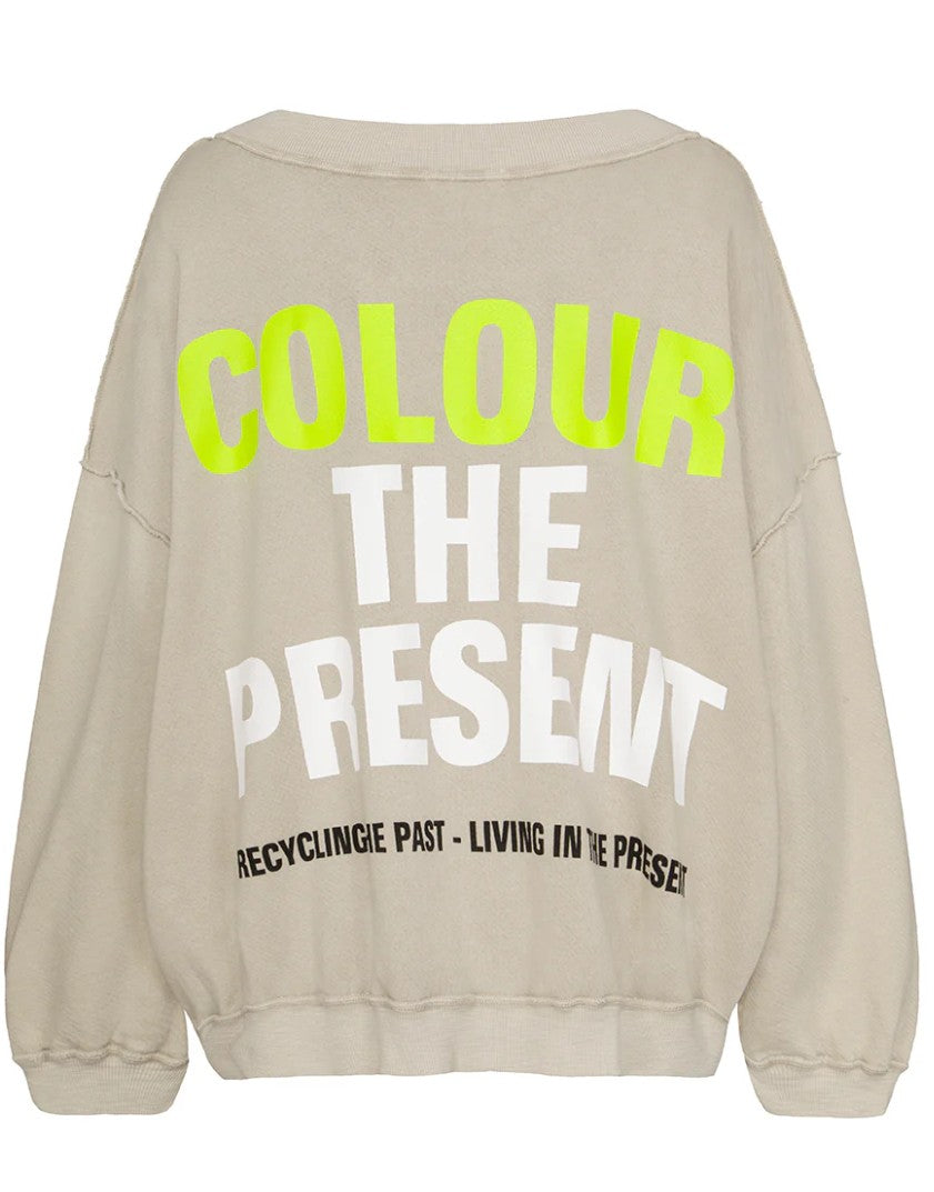 LIV BERGEN Sweatshirt COLUR THE PRESENT, Farbe Zement Grau